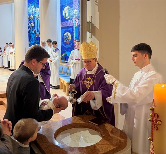 Biskup Gorski krstio peto dijete obitelj Čuljak u Sesvetama